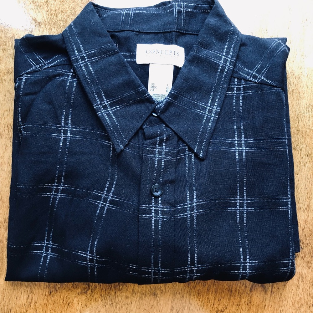 Men’s Short Sleeve Dress Shirt.      Size L